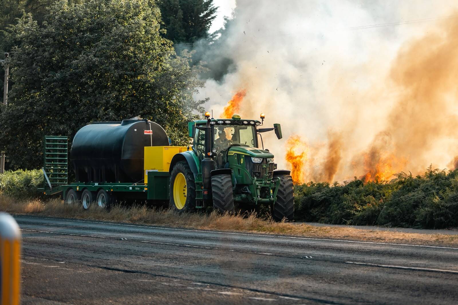 Firefighters and Farmers Join Forces to Tackle Spreading Blaze